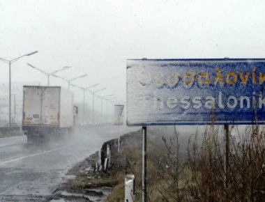 Σε κλοιό χιονιά ολόκληρη η Μακεδονία- Πού χρειάζονται αντιολισθητικές αλυσίδες (βίντεο)